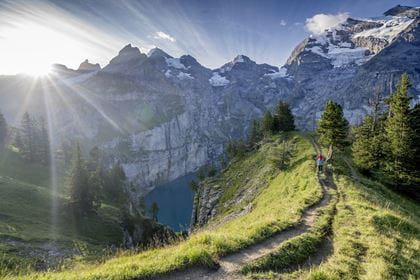 Panoramablick auf den Oeschinensee