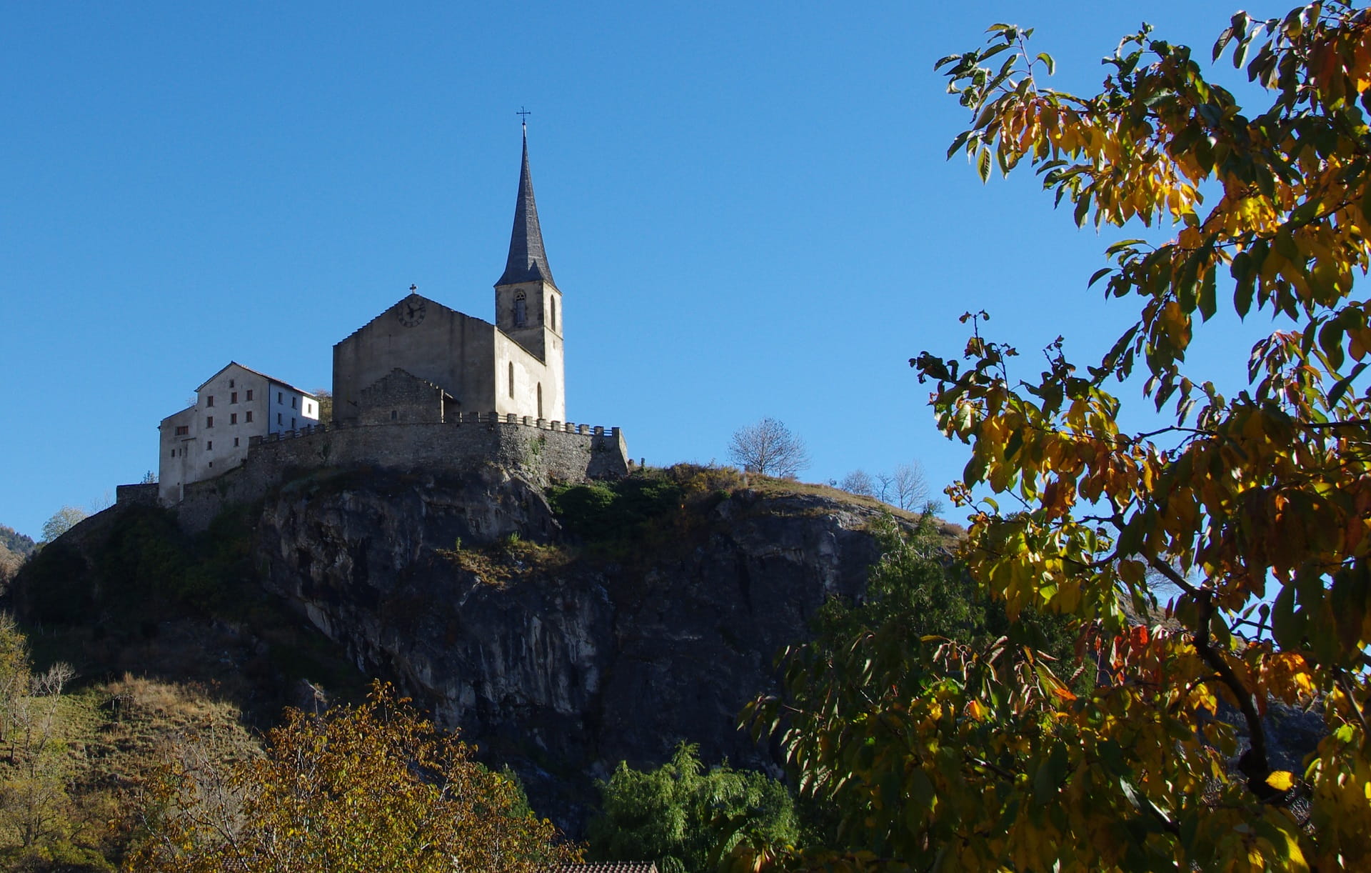 Kultur beim Wandern erleben: Burg Felsenkirche Raron im Sommer