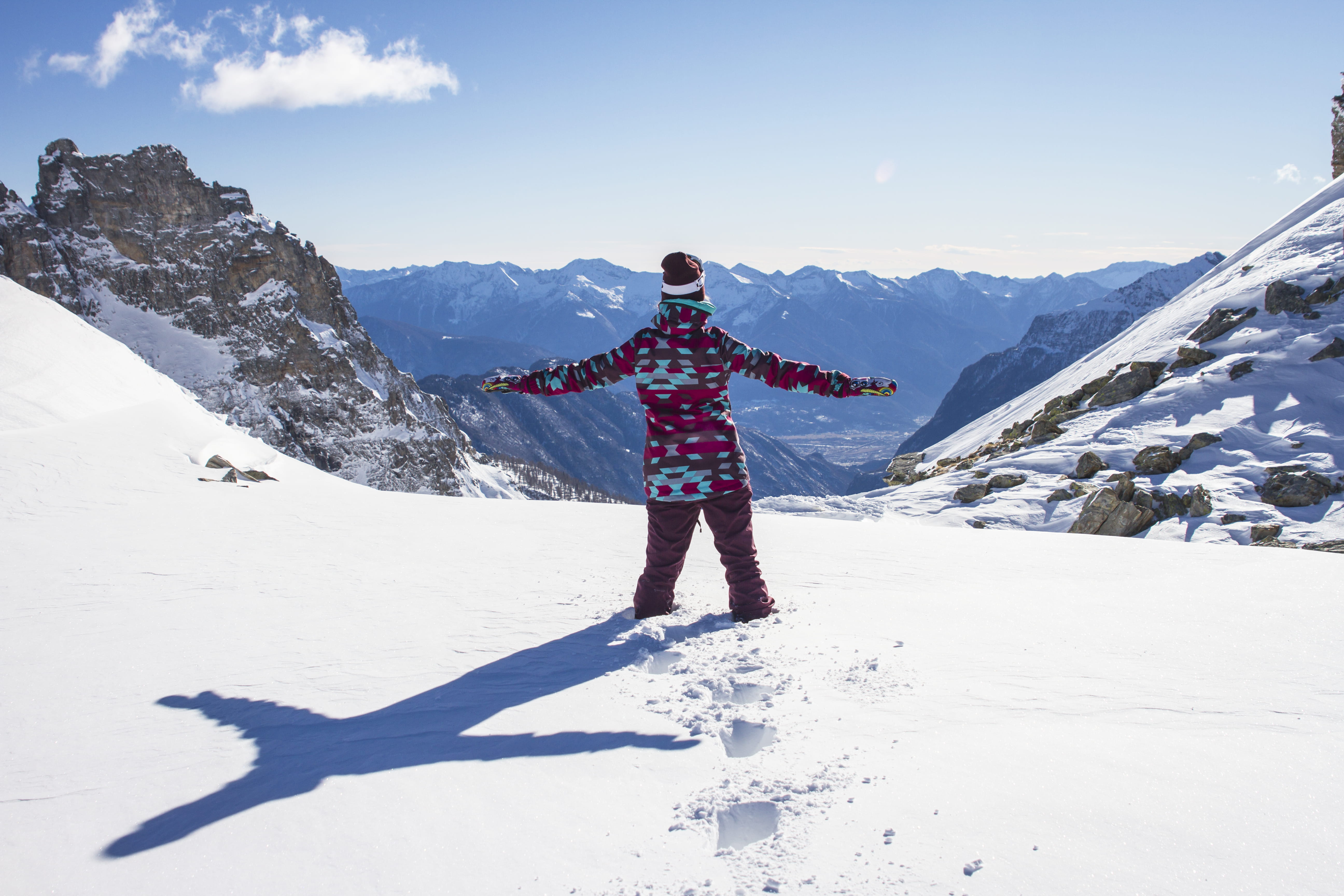 Schneeschuhwanderin geniesst die Aussicht auf die Berge im Piemont
