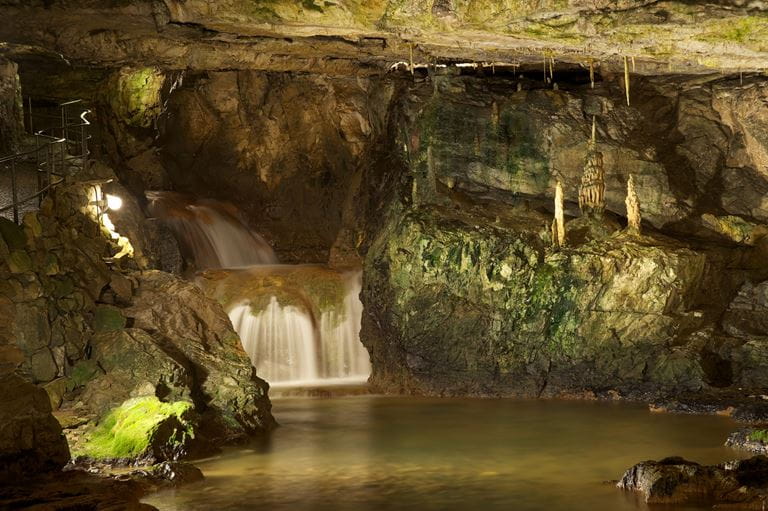Ein schön beleuchteter unterirdischer Wasserfall in den Beatushöhlen.