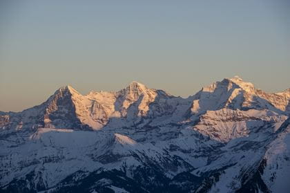 Die Aussicht auf Eiger, Mönch und Jungfrau im Abendrot.