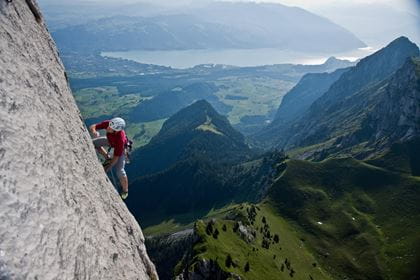 Klettern am Stockhorn: Plattenkletterei in kompaktem Kalkfels.