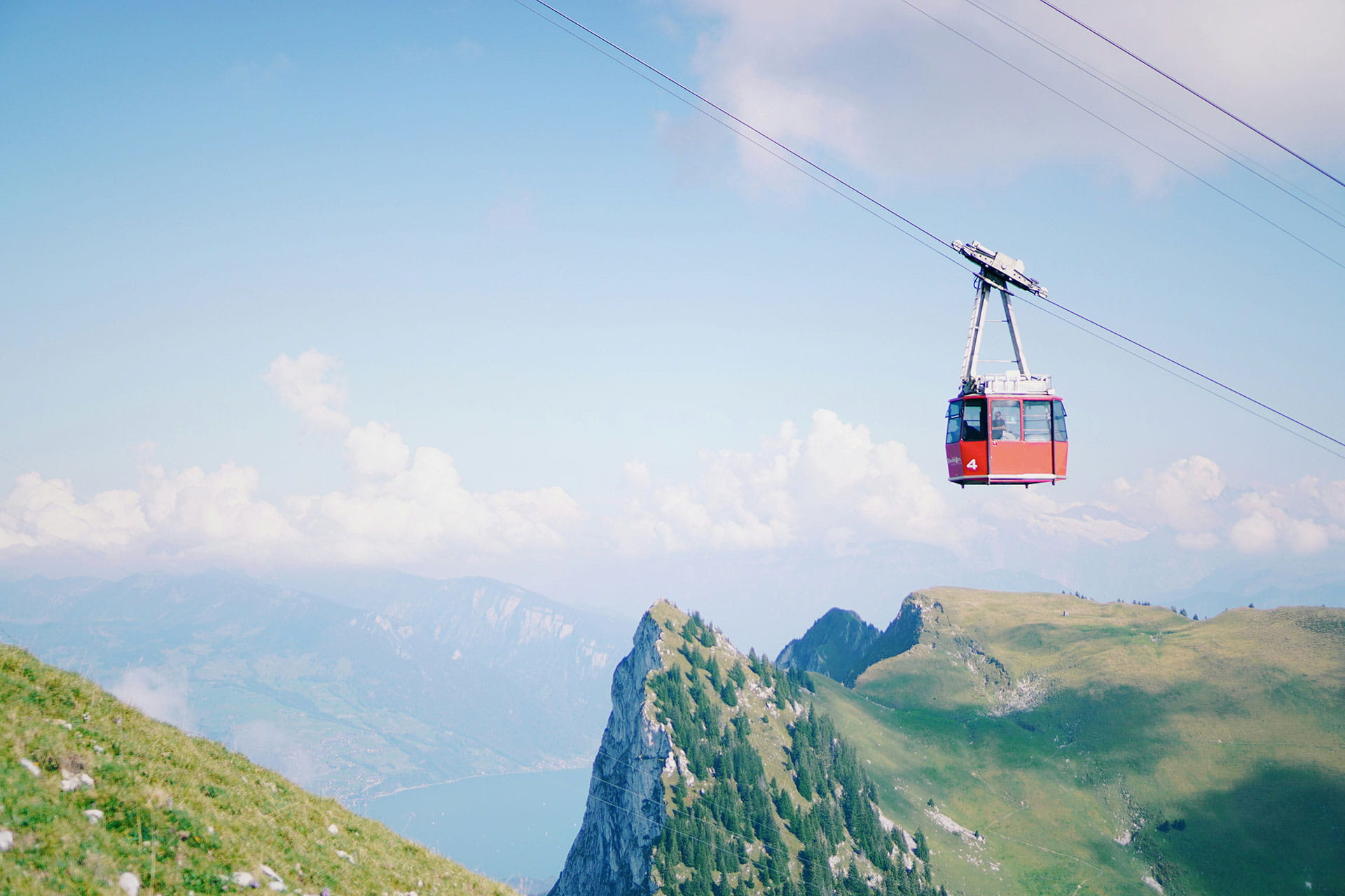 Gondelbahn Stockhorn by Konrad Weber, unsplash