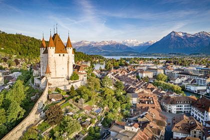Schloss Thun und Alpenpanorma Schloss Thun und Alpenpanorma