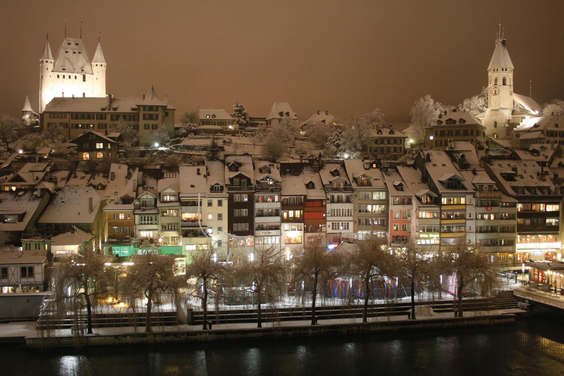Die wintrlich verschneite Thuner Altstadt ist auch am Abend ein Besuch wert.