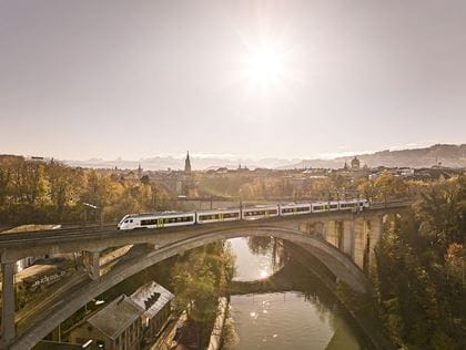 MIKA-Zug auf dem Lorraineviadukt in Bern