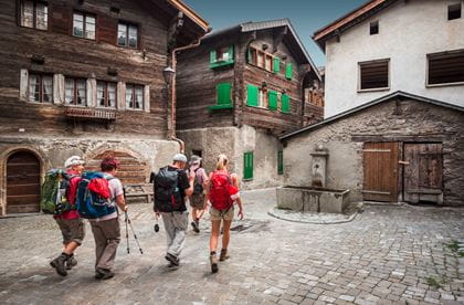 Wanderer im alten Dorfkern von Naters Wanderer im alten Dorfkern von Naters