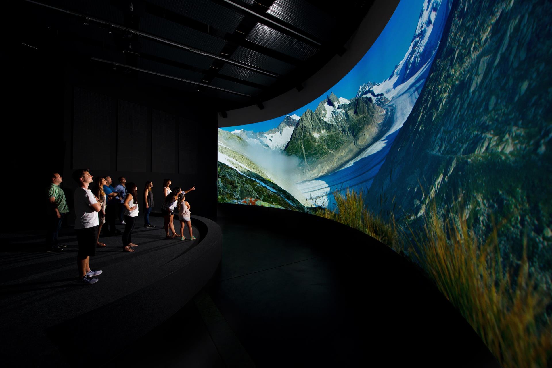 Highlight der Ausstellung ist der grosse Panoramaraum, in dem auf einer 100 Quadratmeter grossen Leinwand nie gesehene Filmszenerien aus dem Unesco-Welterbe die Besucher begeistern.