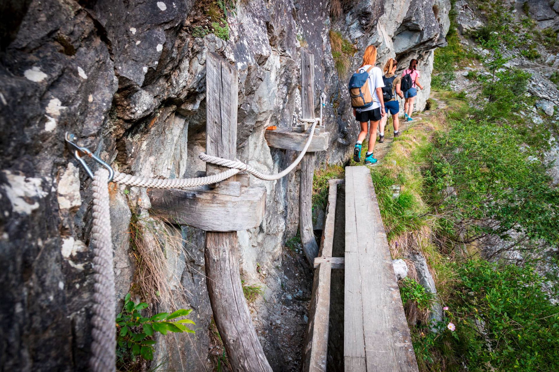 Gruppe auf Suonenwanderung