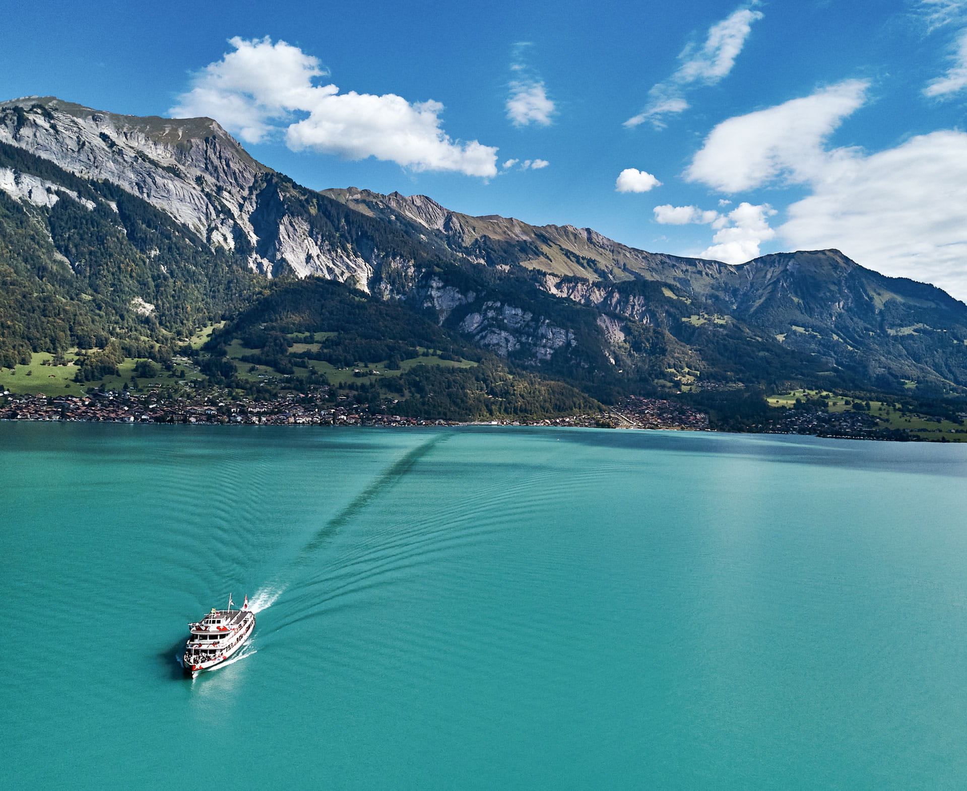 ¨Schiff überquert den Brienzersee