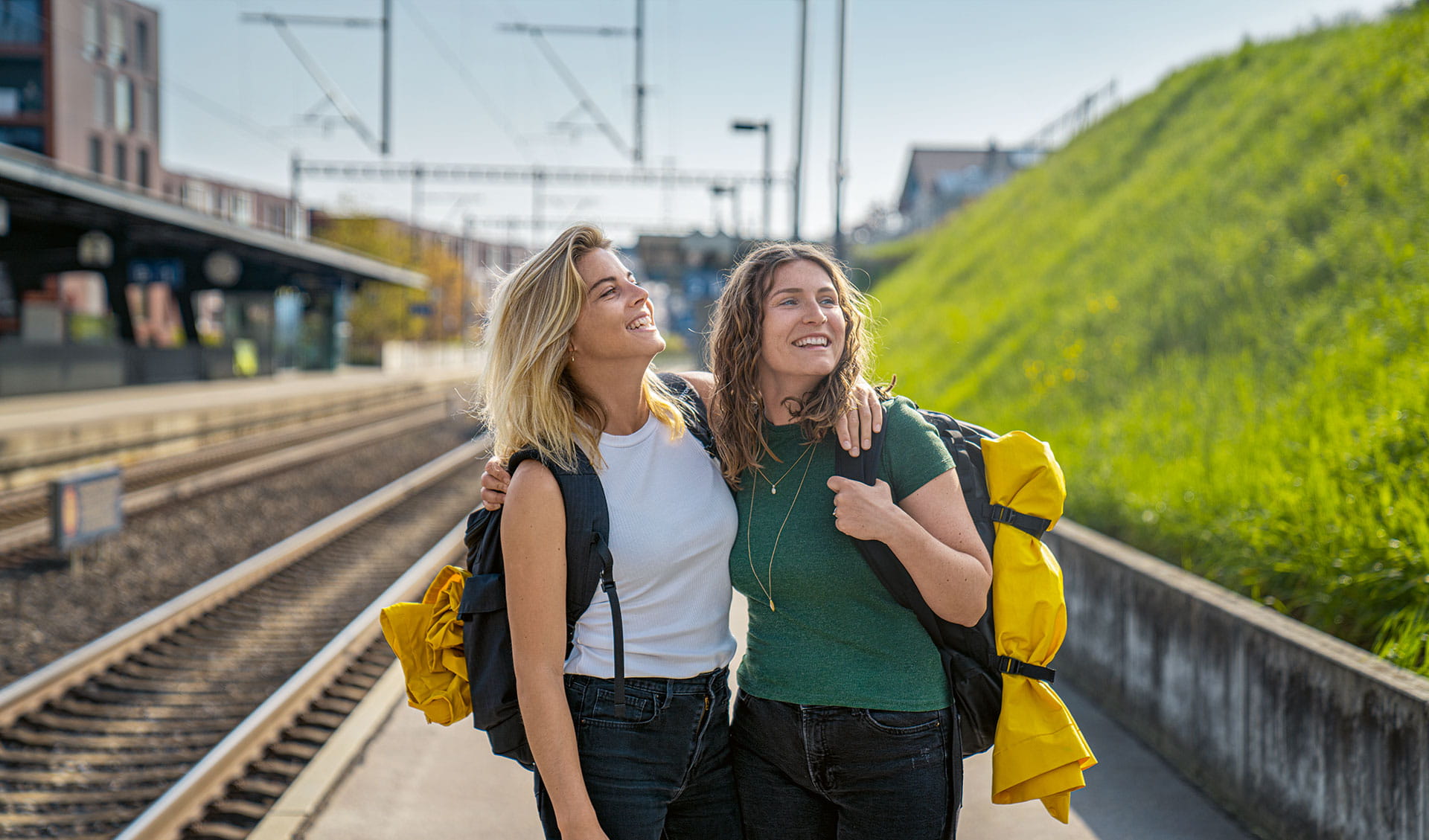 Sabrina und Celina beginnen ihren Railtrip