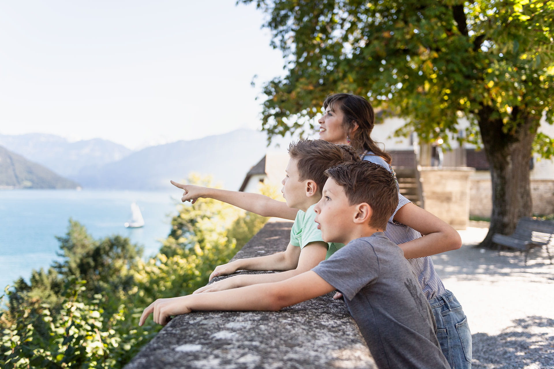 Familie blickt auf den Thunersee