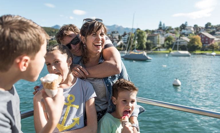 Familie geniesst den Frühling bei einem Eis.