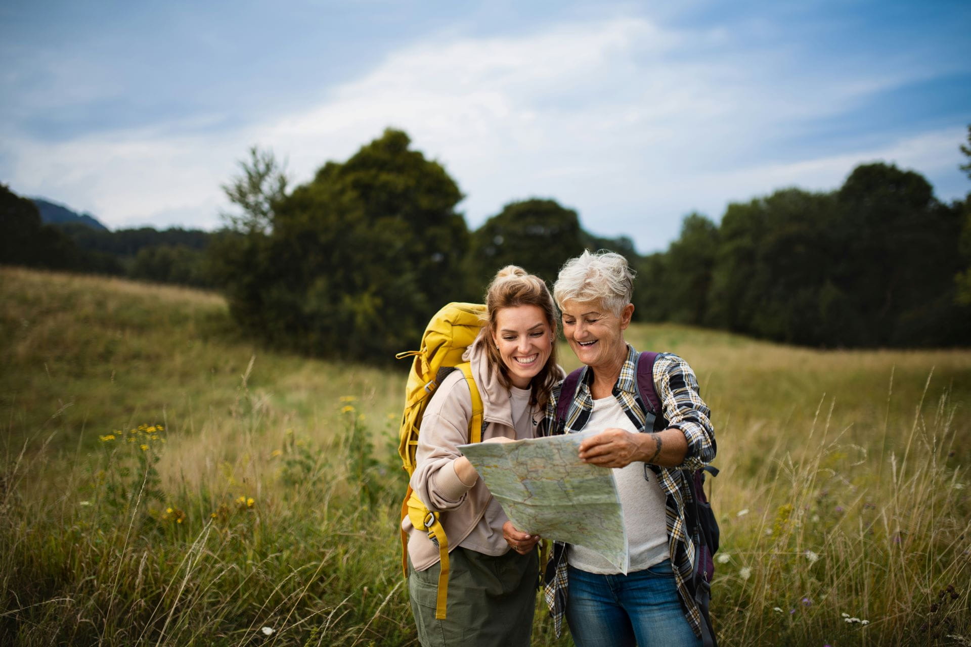 Zwei Frauen beim Wandern 