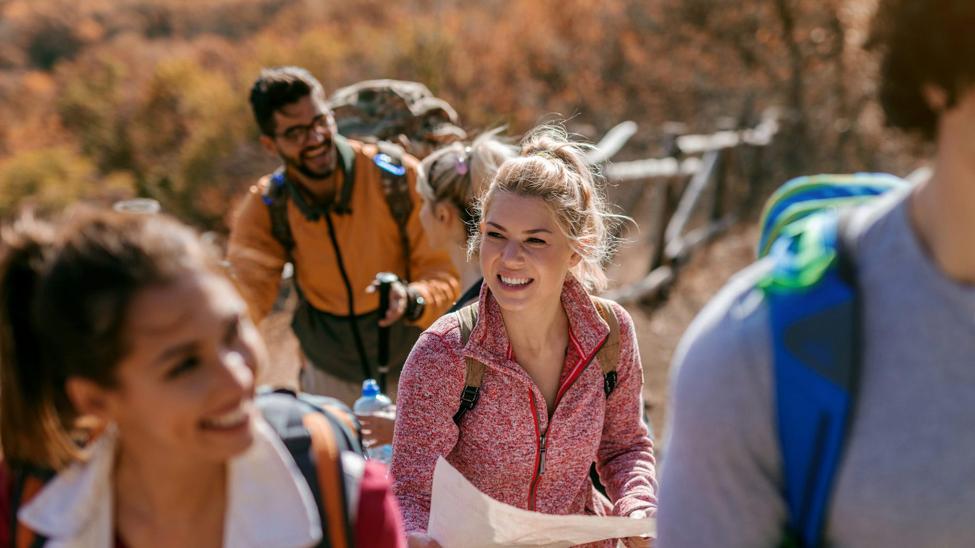 Freunde bei einem Wanderausflug im Herbst