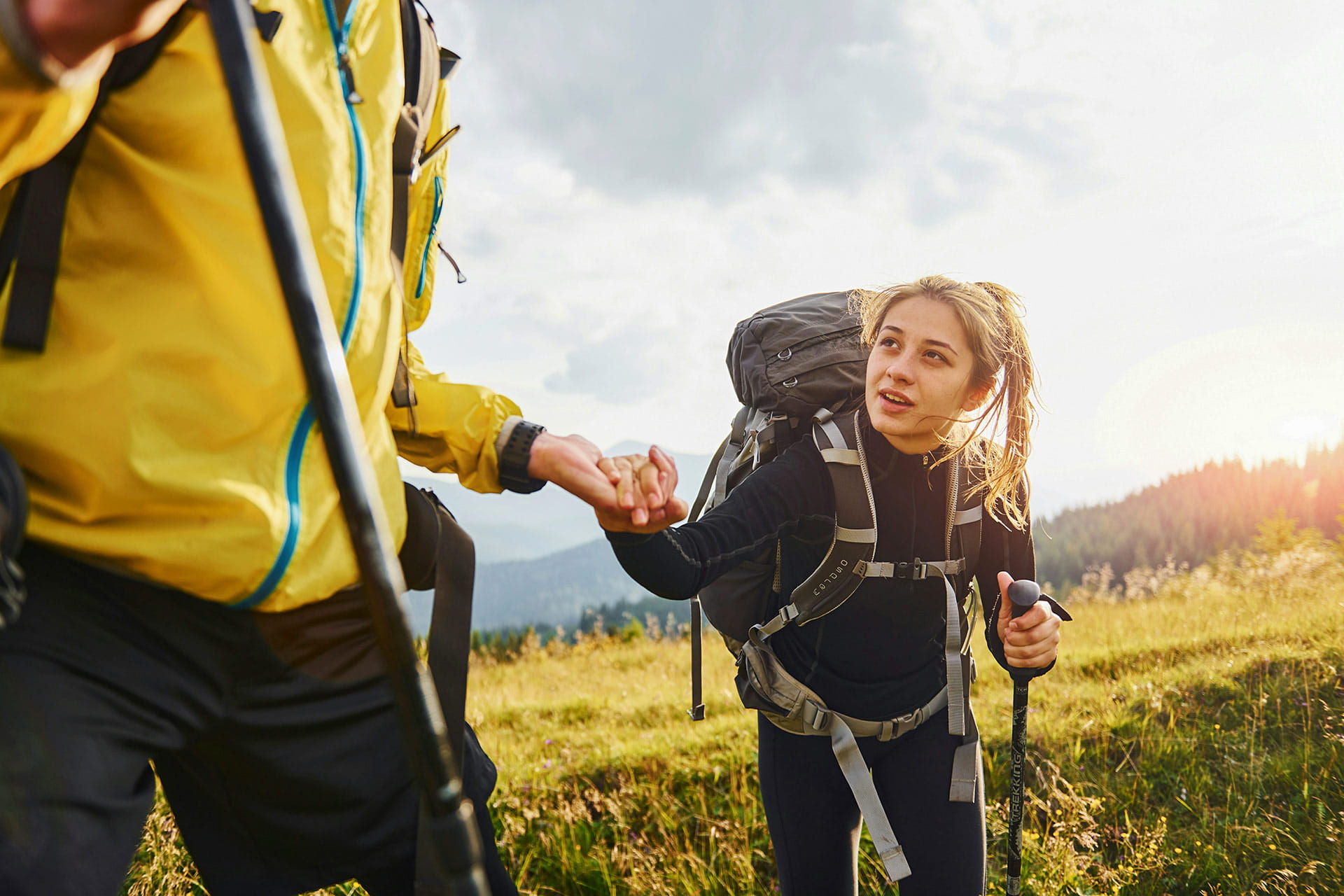 Frau und Mann am Wandern im Herbst