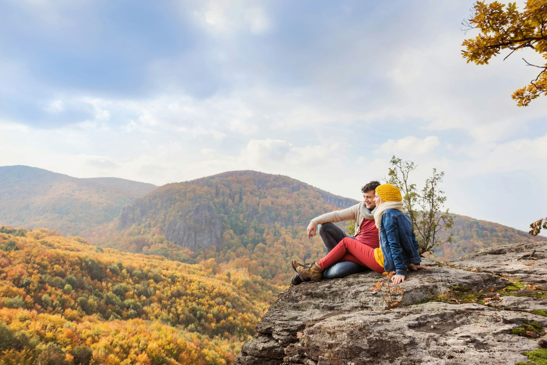 Kaffee mit Freunden im Herbst
