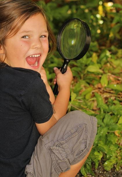 Entdeckern Mädchen mit Lupe