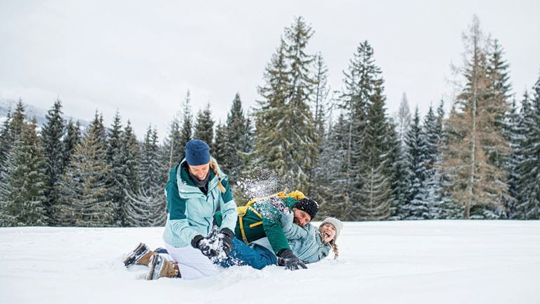 Ausflugstipps für alle, die in ihrer Freizeit gerne aktiv sind Schneeballschlacht