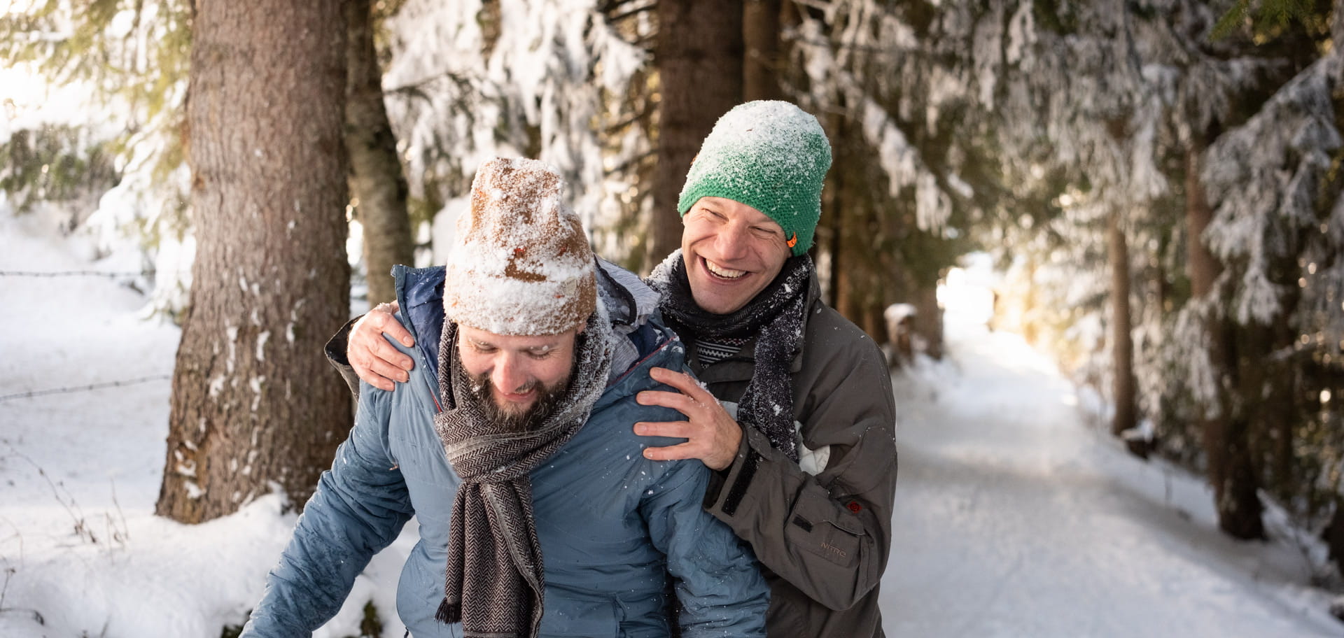 Zwei Männer auf Winterspaziergang