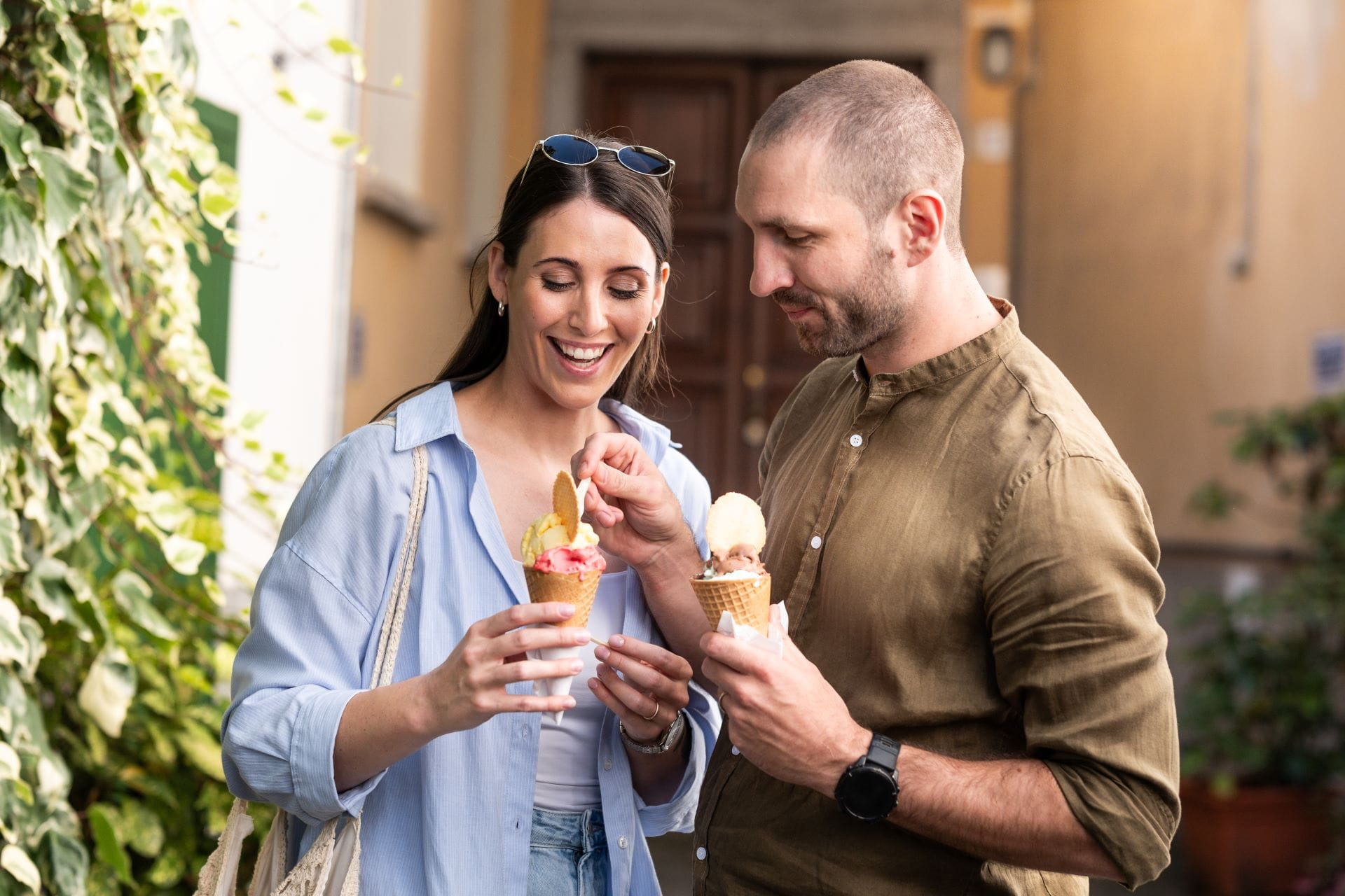 Paar in Domodossola im Sommer mit Glace