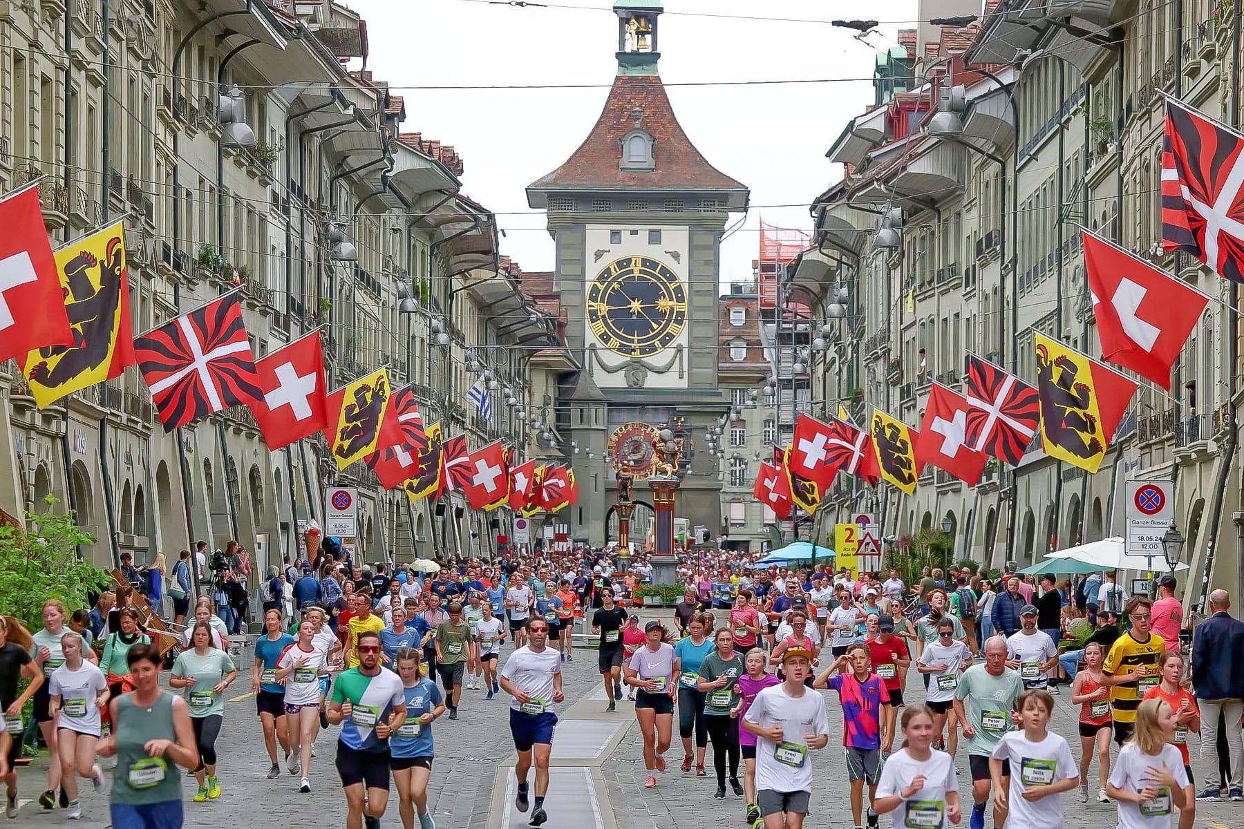 Läufer am Grand Prix in der Berner Altstadt - Blick auf Zytglogge