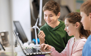 Schler probieren eine Arbeit aus