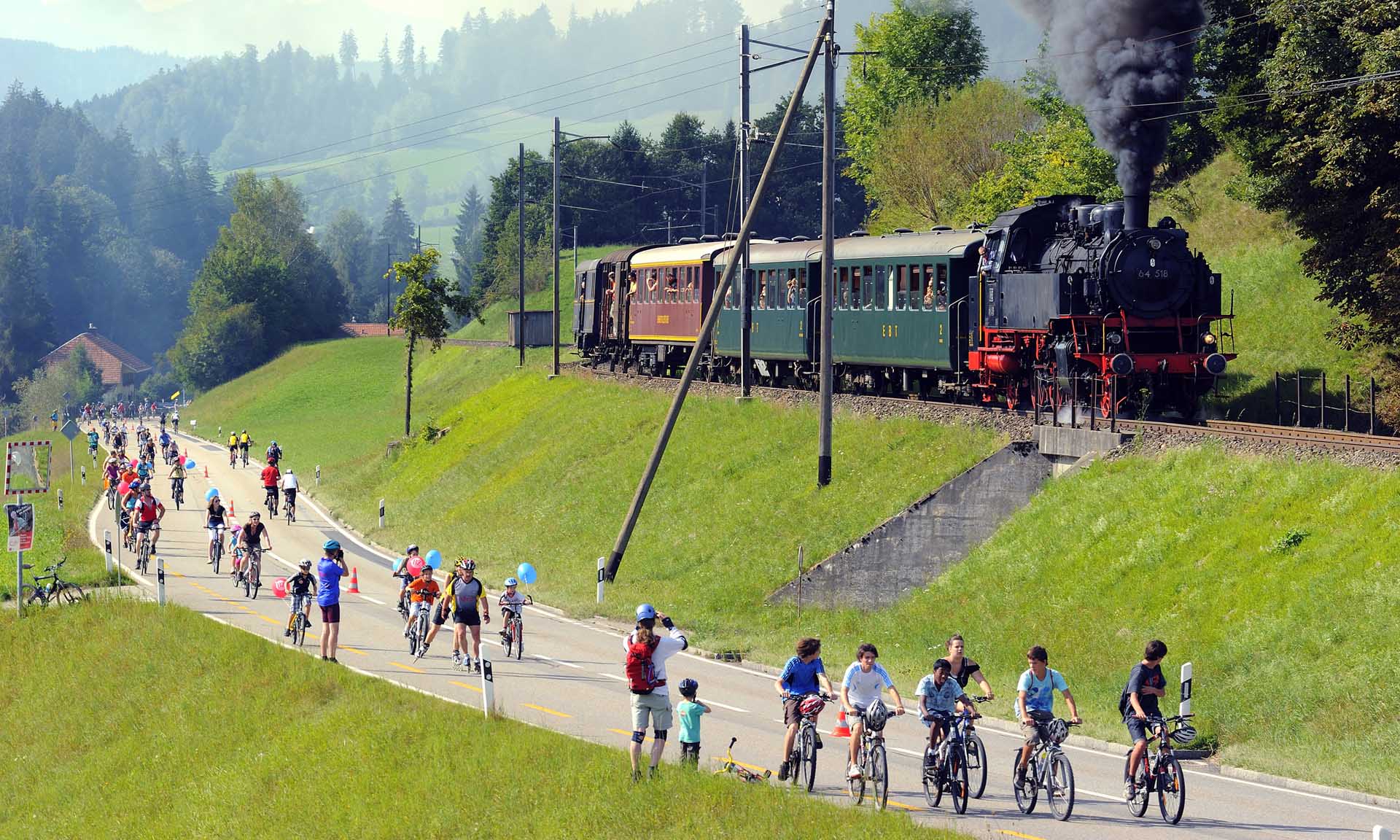 Die Dampfbahn begleitet den Event slowUp. Die Besucher geniessen die autofreien Strassen oder fahren mit der Dampfbahn.