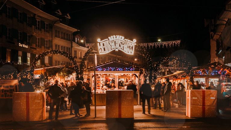 Weihnachtsmarkt auf dem Waisenhausplatz Bern