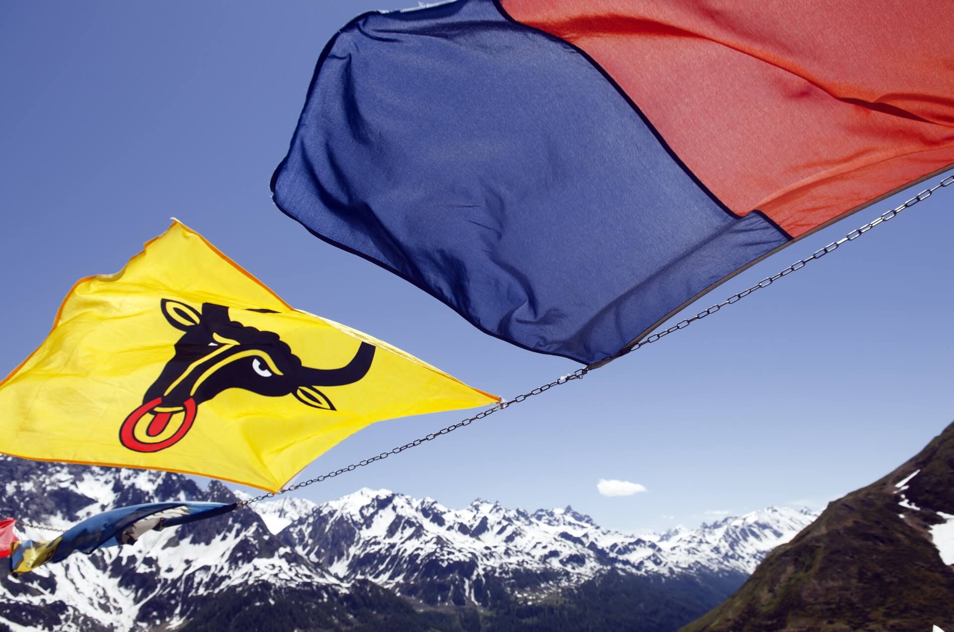 Fahnen auf dem Gotthard AdobeStock_113536888