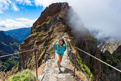 Eurotrek Wandern Madeira Wanderin auf Grat AdobeStock_142270235