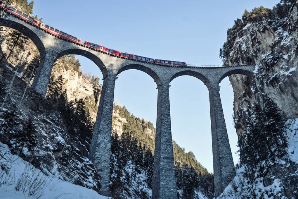 Winter Regelzug auf Landwasserviadukt