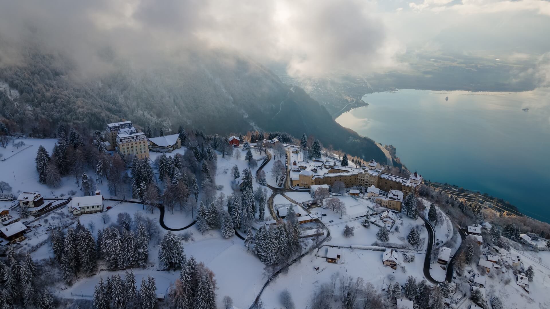 GoldenPass Winter Caux Genfersee AdobeStock_396810972