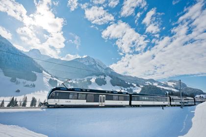 GoldenPass Zug in Winterlandschaft