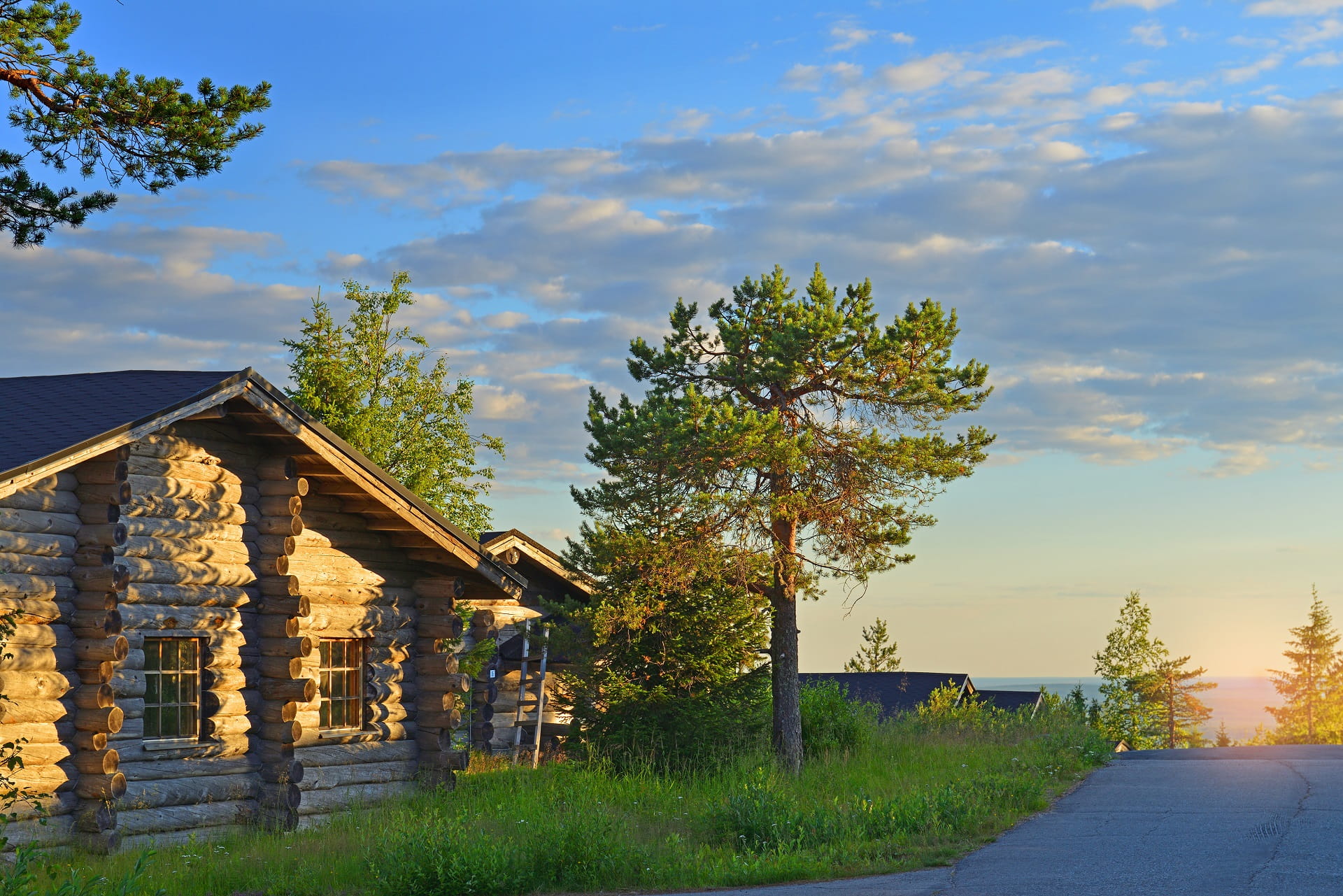 Finnisch Lappland Sommer Blockhaus im Abendlicht