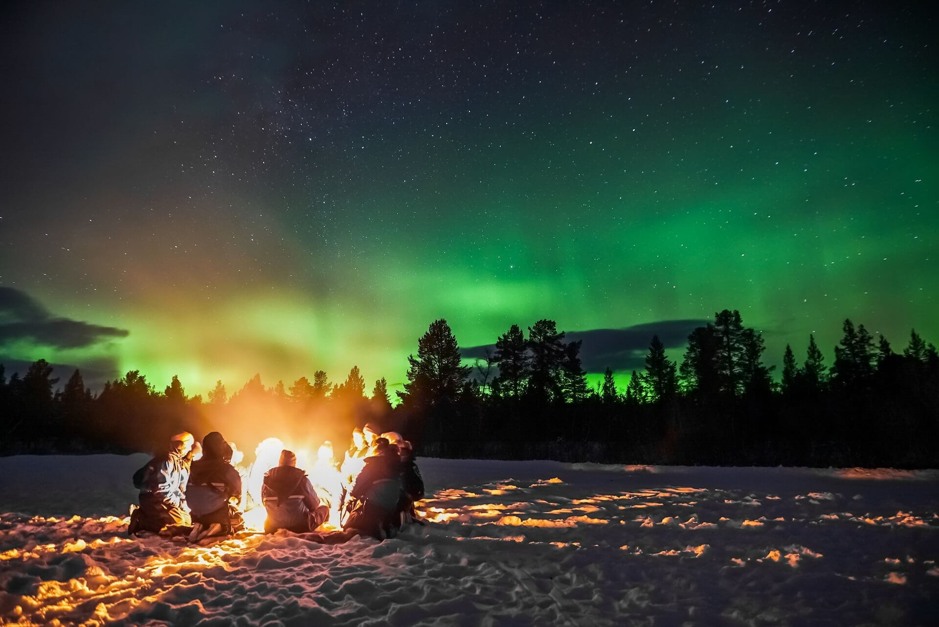 Winterwanderer am Lagerfeuer