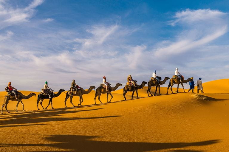 Karawane in den DĂĽnen der Sahara bei Merzouga