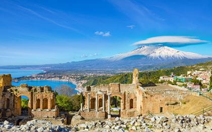 BLS Gruppenreise Griechisches Theater mit Blick auf Ätna