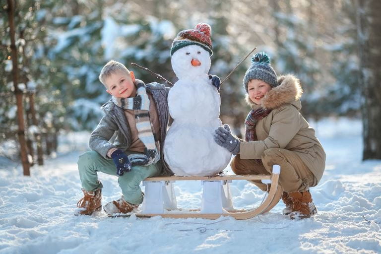 Malbun Winter Kinder mit Schneemann