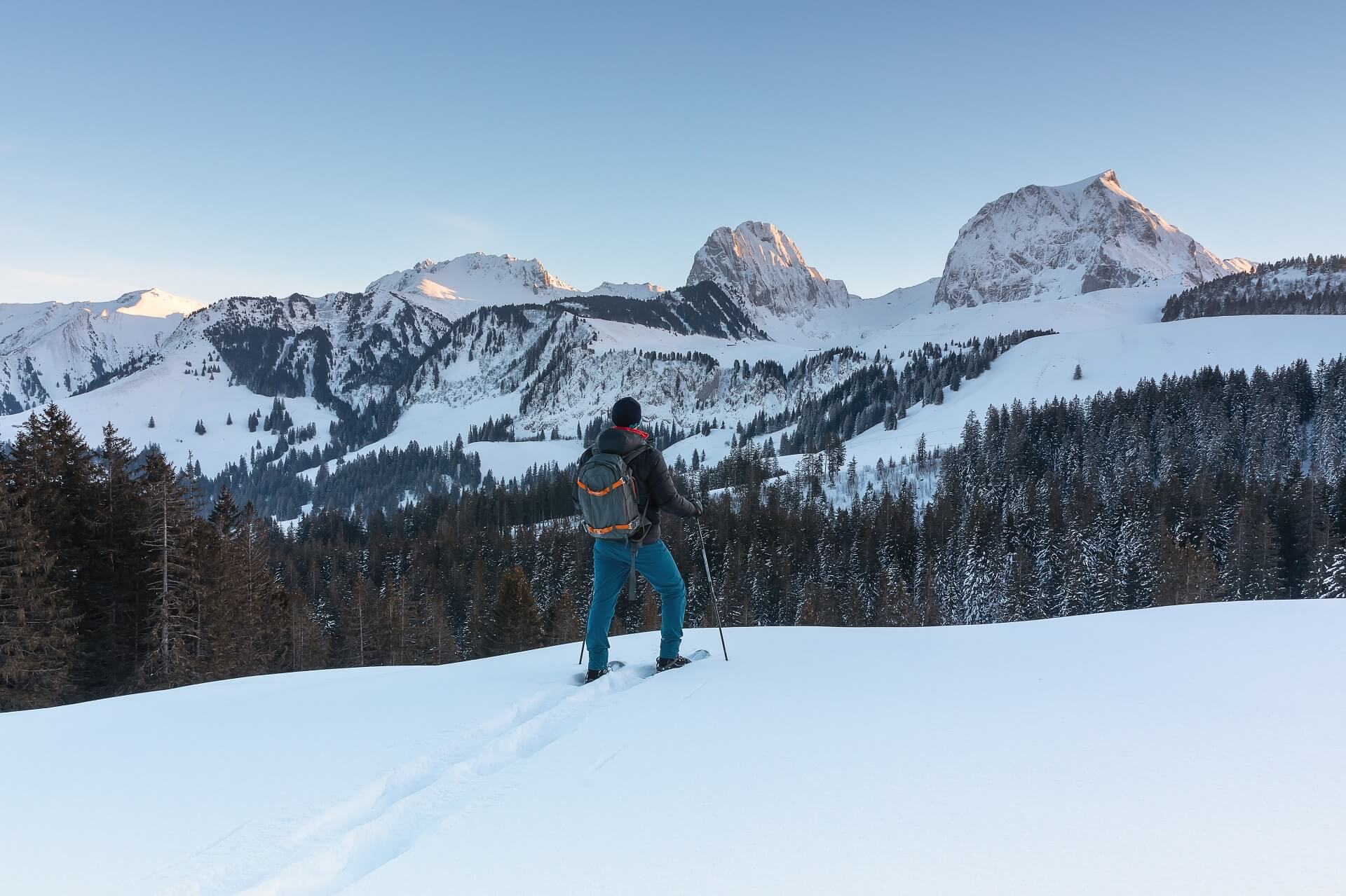 Schwarzsee Winter Blick auf Gantrischkette AdobeStock_245780527