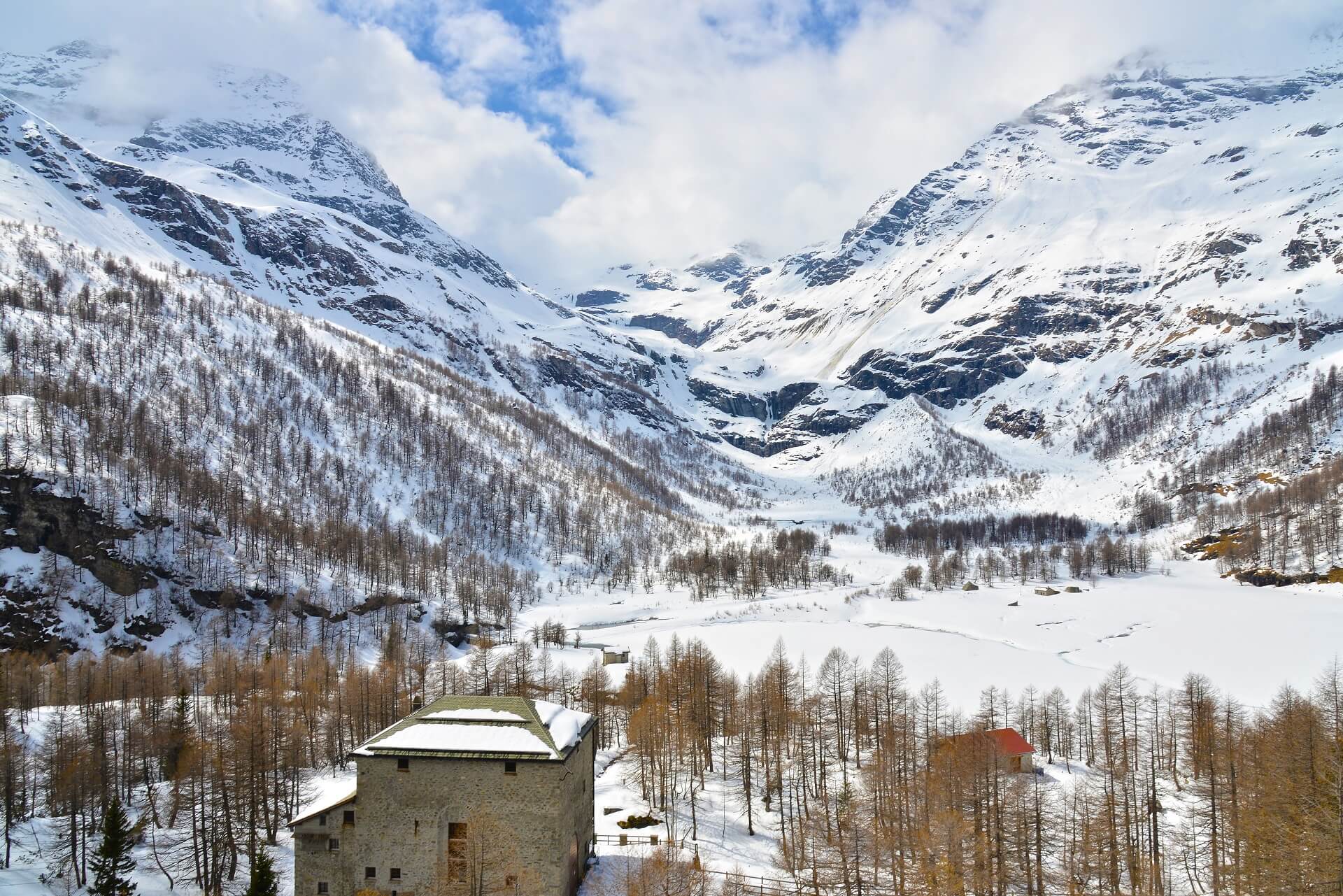 Valposchiavo Winter Lago und Piz Palue AdobeStock_365386275