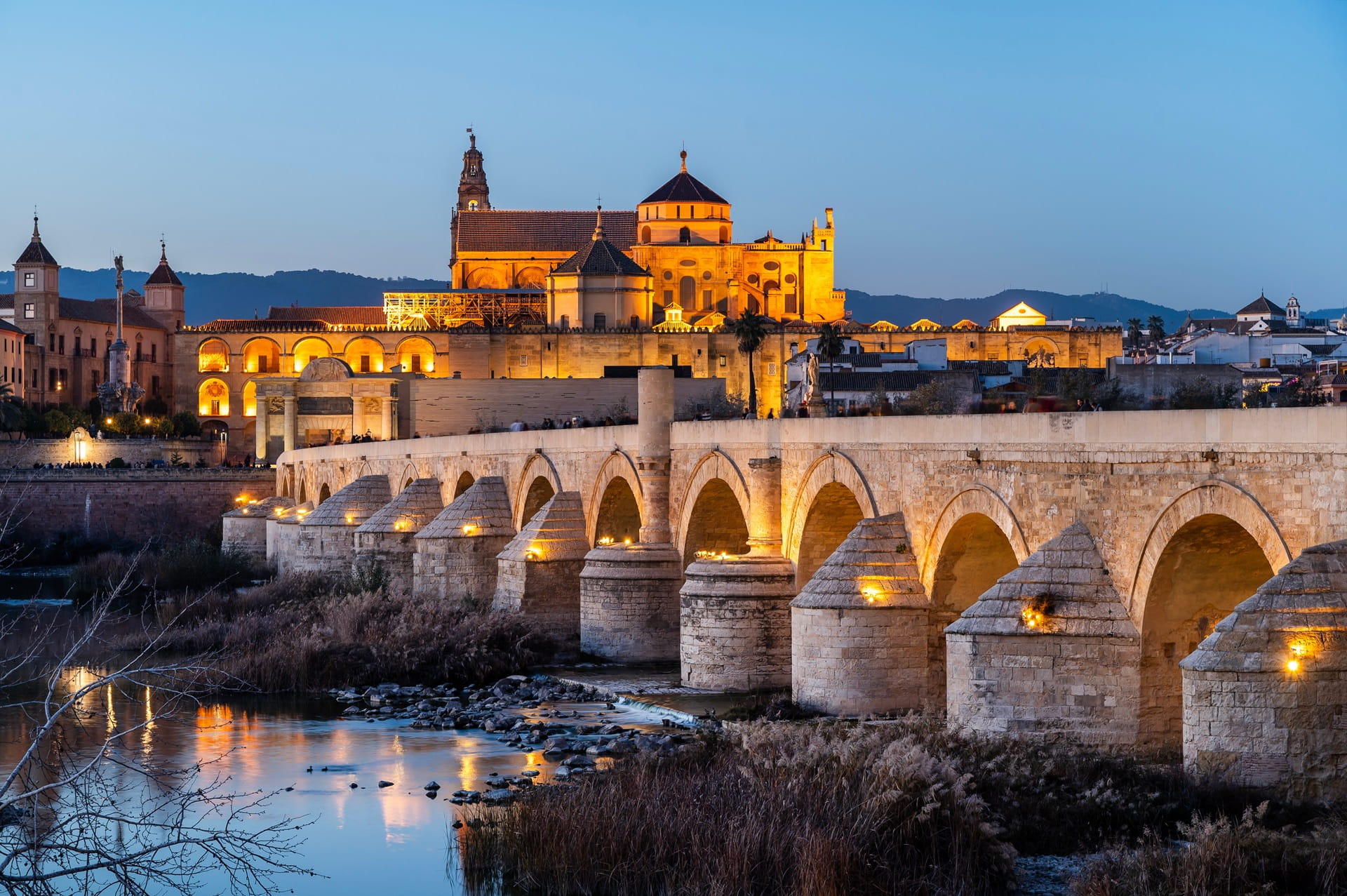 Cordoba römische Brücke am Abend