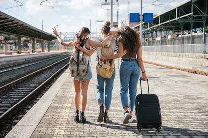 Interrail drei junge Frauen auf Perron