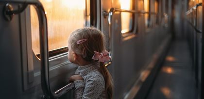 Interrail kleines Maedchen schaut aus Zugfenster