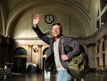Interrail Mann winkt auf Wiedersehen