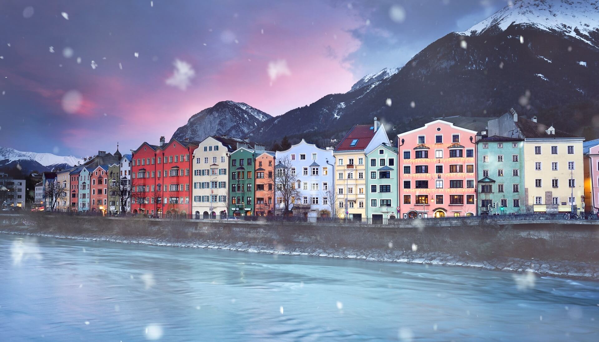 Innsbruck bunte Häuserzeile am Fluss