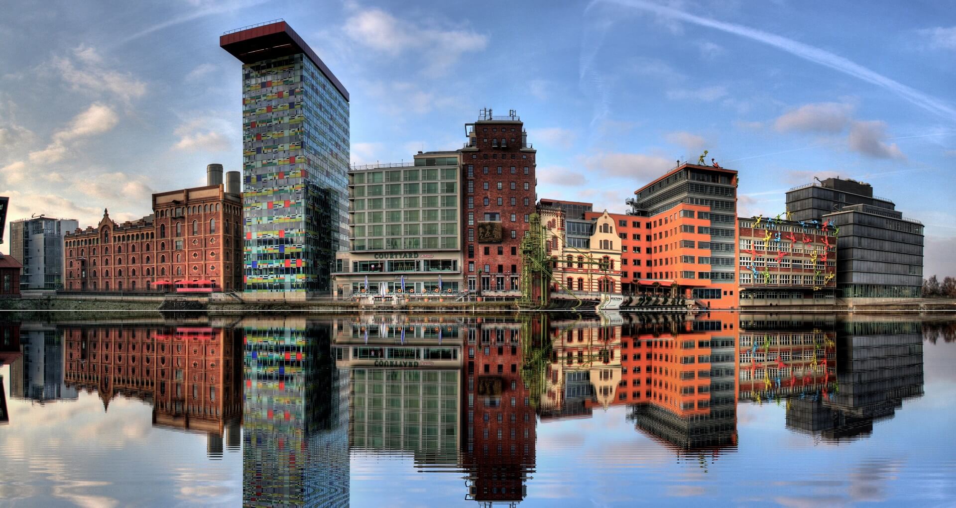 Düsseldorf Reflektion Häuser am Hafen