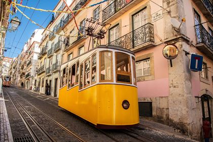 Lissabon Tram in steiler Strasse