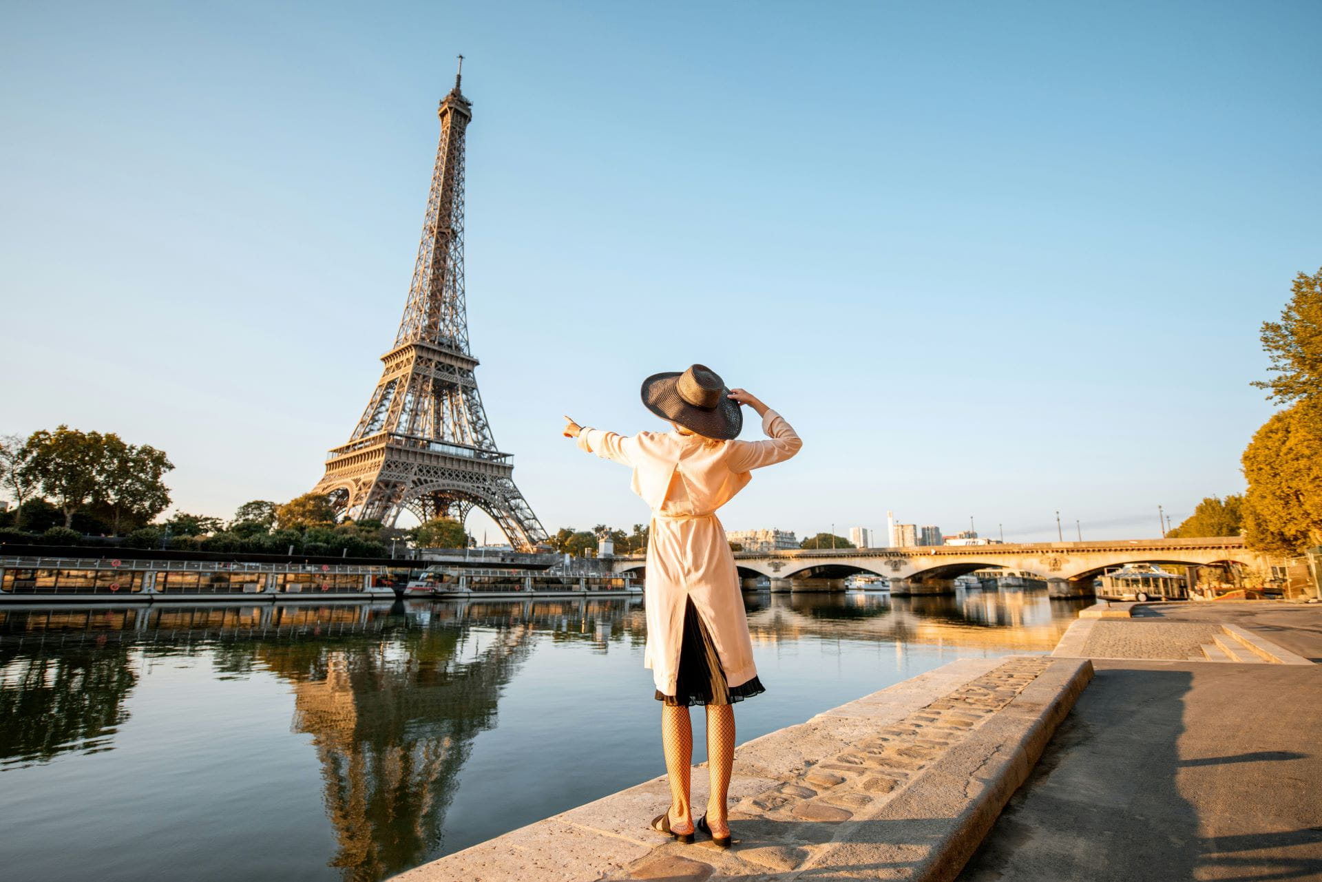 Touristin vor dem Eiffelturm in Paris