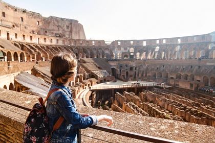Rom Touristin im Kolosseum